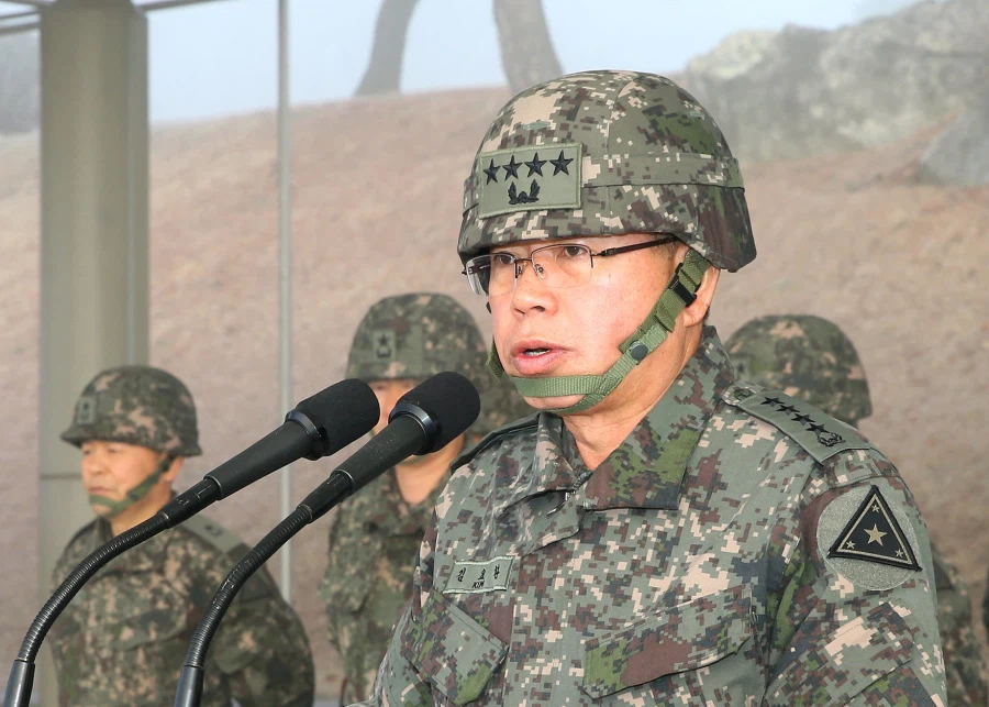 별 모양 견장을 단 군인의 사진