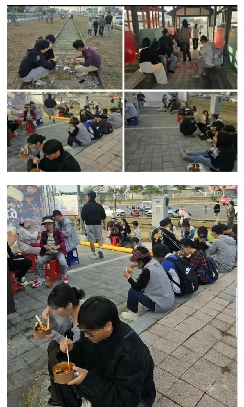 군산짬뽕축제에서 앉을 곳을 찾는 방문객 사진과 식사 공간·예산을 설명하는 기사 캡처 · 1/4